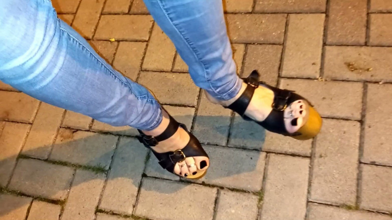 Heelex: Crossdresser își expune picioarele frumoase în ciorapi cu toc înalt în public