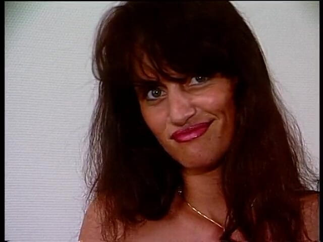 Lucky Cooch: Une brune en lingerie suce une bite et se fait éjaculer...