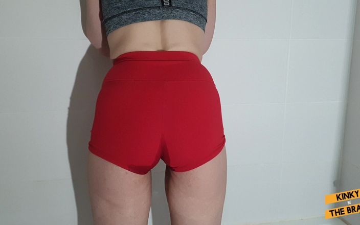 Kinky N the Brain: Dopo l'allenamento pipì in pantaloncini rossi - versione colorata