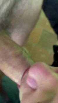 一个年轻的邻居在入口处给我口交一瓶拉格酒。Asmr.我们几乎被注意到了。Throateman