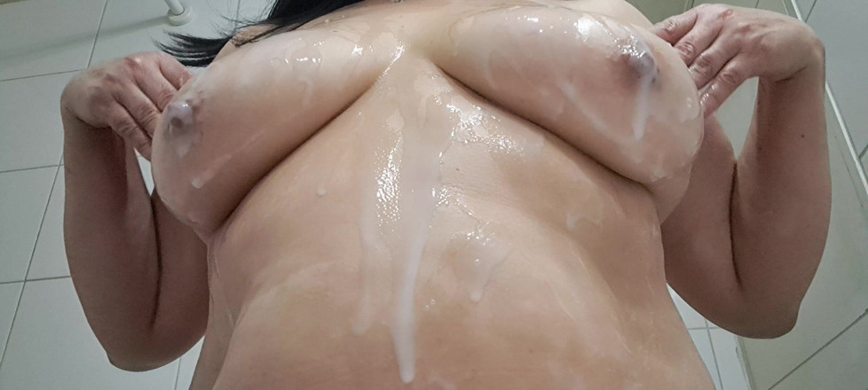 Mommy big hairy pussy: Les seins de ma belle-mère se baignent avec excitation