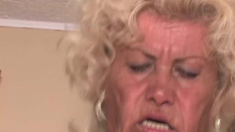 Mature Wanker: Moeders met jongens! Als oude vrouwen en jonge mannen neuken!