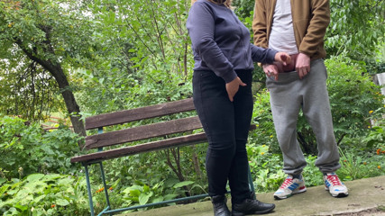OurFetishLife: 公園でジーンズに大きなお尻MILFに兼