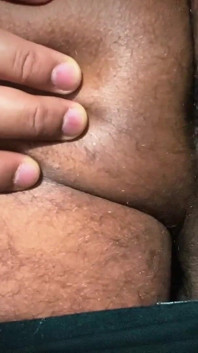 Pantat seorang lelaki memikat dan menghirup seperti seorang lelaki