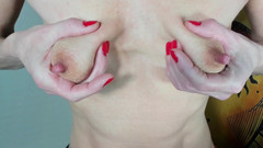 Lolacam: Uñas rojas juegan con las tetas