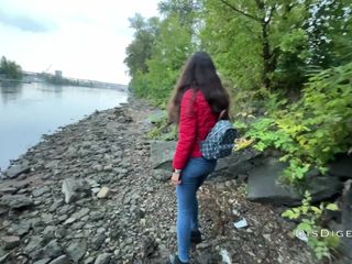 Dis Diger: 公園で女の子を拾い、茂みの中ですぐに彼女とセックスしました