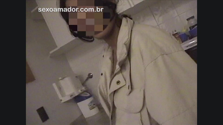 Amateurs videos: Muž nahrává amatérské video přítelkyně, jak má nahou snídani