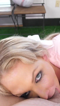 Sexy milf Nikki Sexx POV boquete garganta profunda engolindo porra