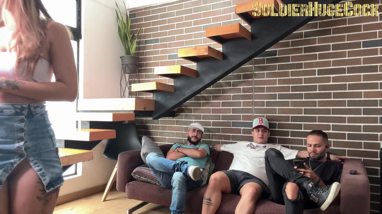 SoldierHugeCock: 彼は私を試合観戦に誘いますが、私は彼のガールフレンドとセックスしてしまいます