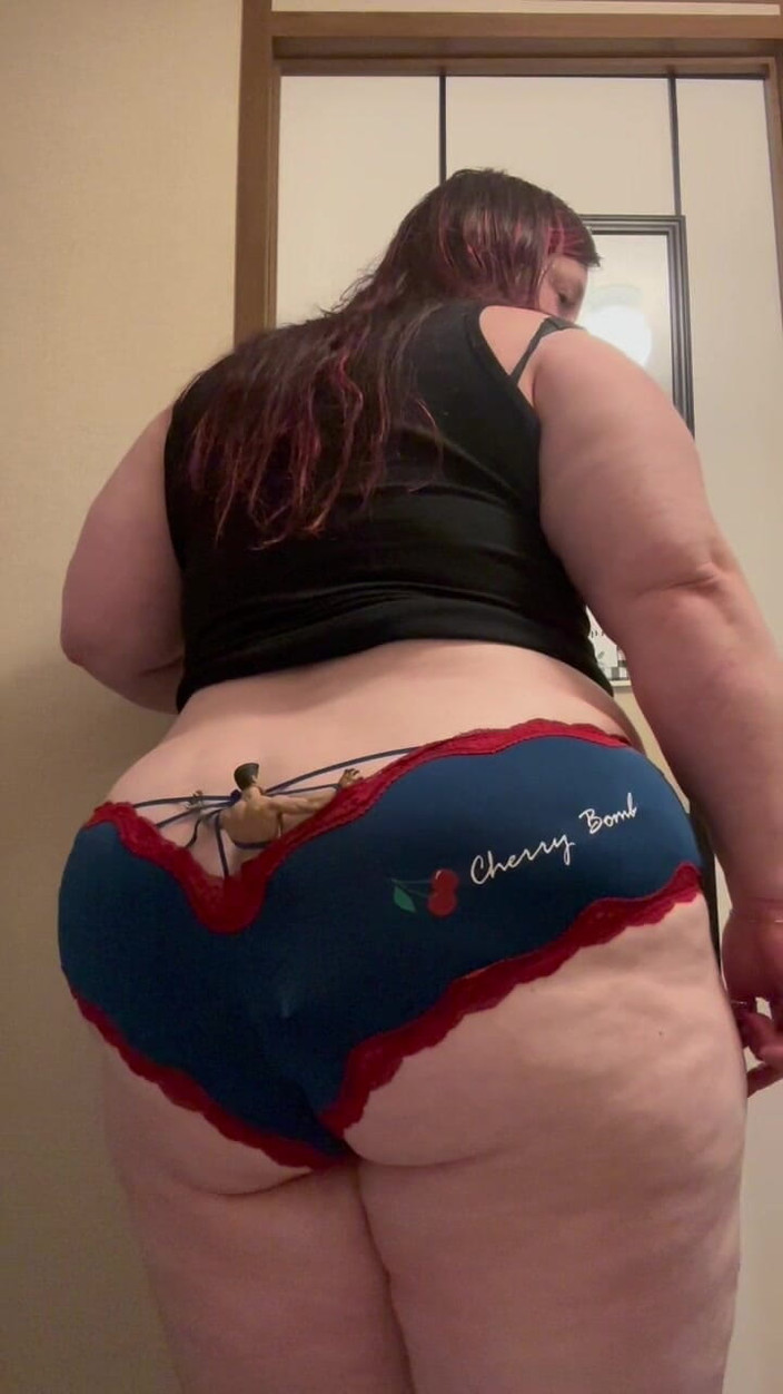 BellaBlast: Cherry bomb riesin furz-dominanz