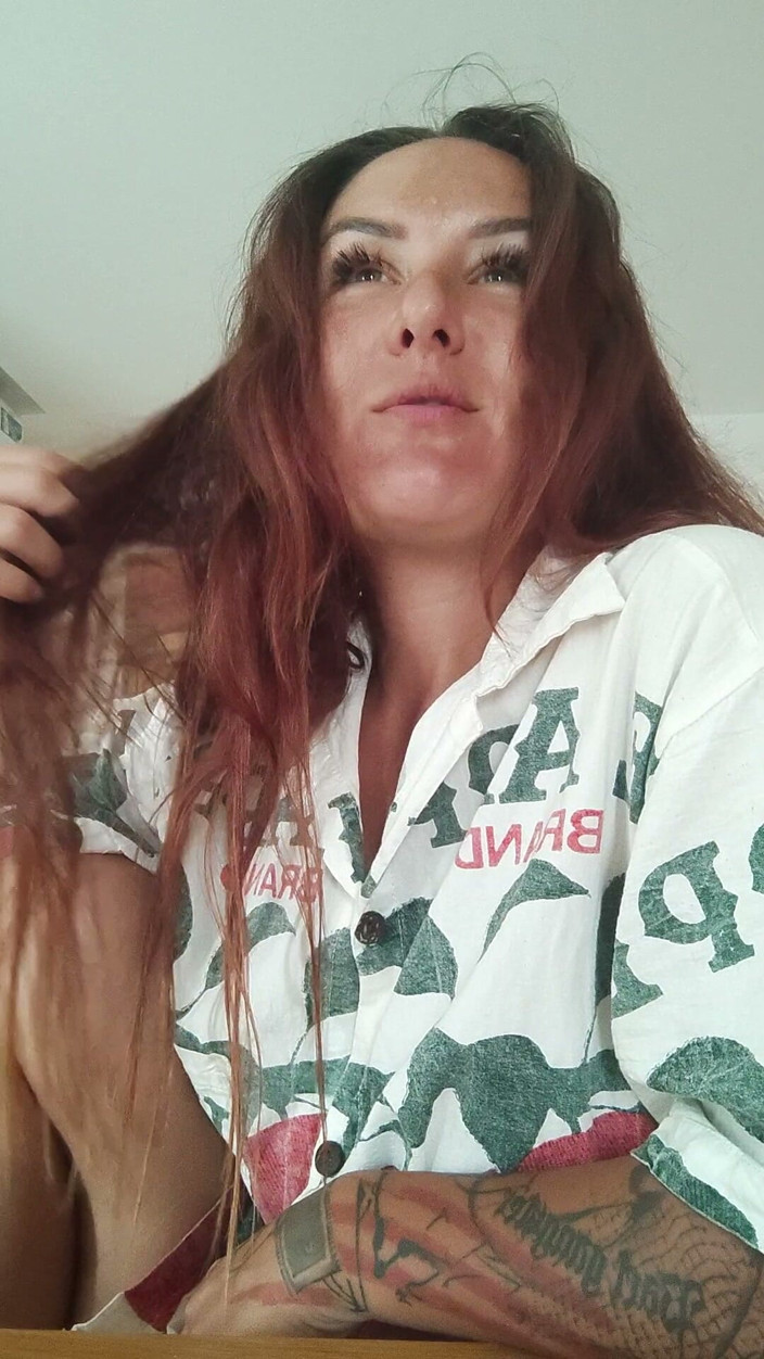 REELL - The cute Girl next door _ FemDom Reality: Sua casa enquanto eu me presenteio com um BBC! - JOI