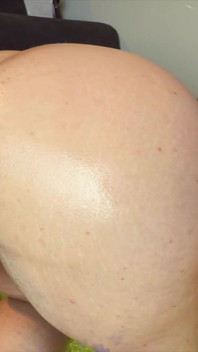 Chica gordita divirtiéndose mucho con un consolador enorme dentro de su coño
