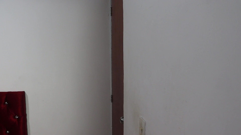 Jamesxd1010: Eu entro no quarto da minha meia-irmã, ela me seduz...
