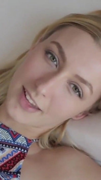 Aburrida hermanastra Alexa Grace atrapada masturbándose