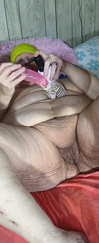 Nicht eine nicht zwei, sondern drei dildos werden tun, wenn dieses fette sie katty ficken muss