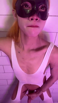 Ladyboy Nisha si hraje na schovávanou. Sledujte její toss sexy mladá péra.