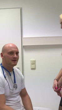 Une Patiente Blonde Se Fait Baiser À L’examen Gynécologique