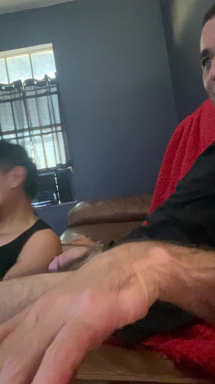 Texas-Toxicos: Sleduji porno a snadno dostávám čůráka. Sání ptáka je naše oblíbená...