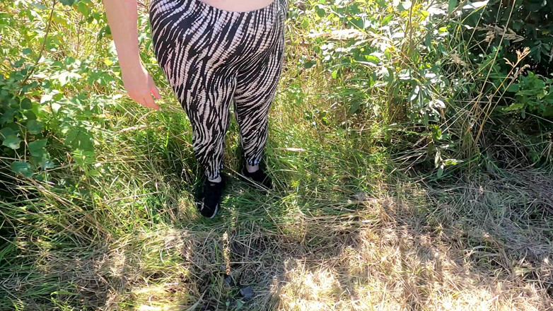 Bouncy Tits Action: Applaudissements sur les seins sur le meadow