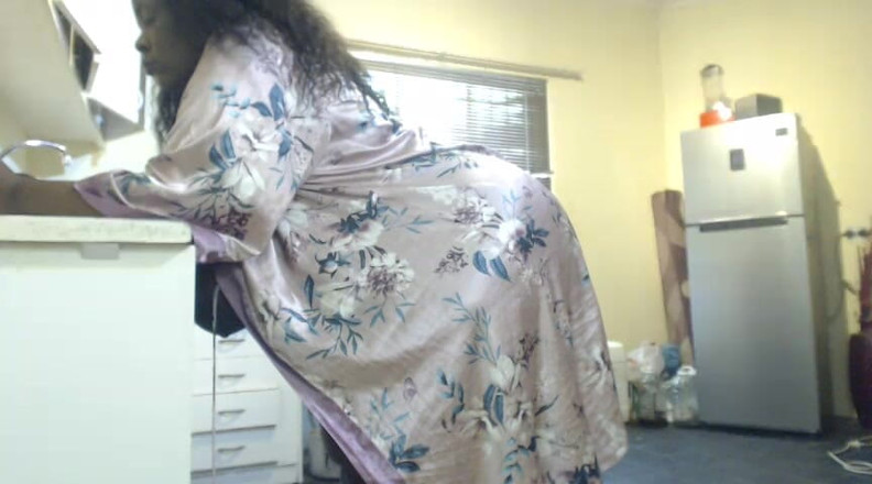 Legendary Booty Overdose: Une BBW à gros cul fait un strip-tease