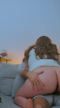 Mollige vrouw berijdt pik met haar grote kont.