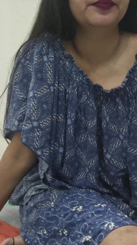 Geile Indische Saara masturbeert haar zelf erg hete xxx-video