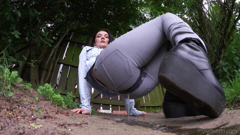 Faye Taylor: Graue jeans im freien, pissen und gehen