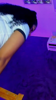 Eu a fodo com um vibrador duplo e nós dois gozamos