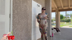 CherryBombBomb: Трясу мою дупу і приймаю душ голою біля громадського басейну