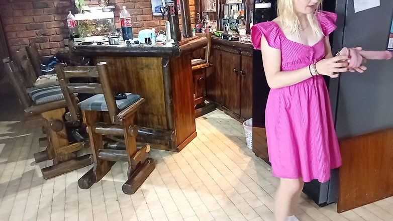 18blondteen: Mengongkek peti sejuk semasa teman lelaki saya menonton