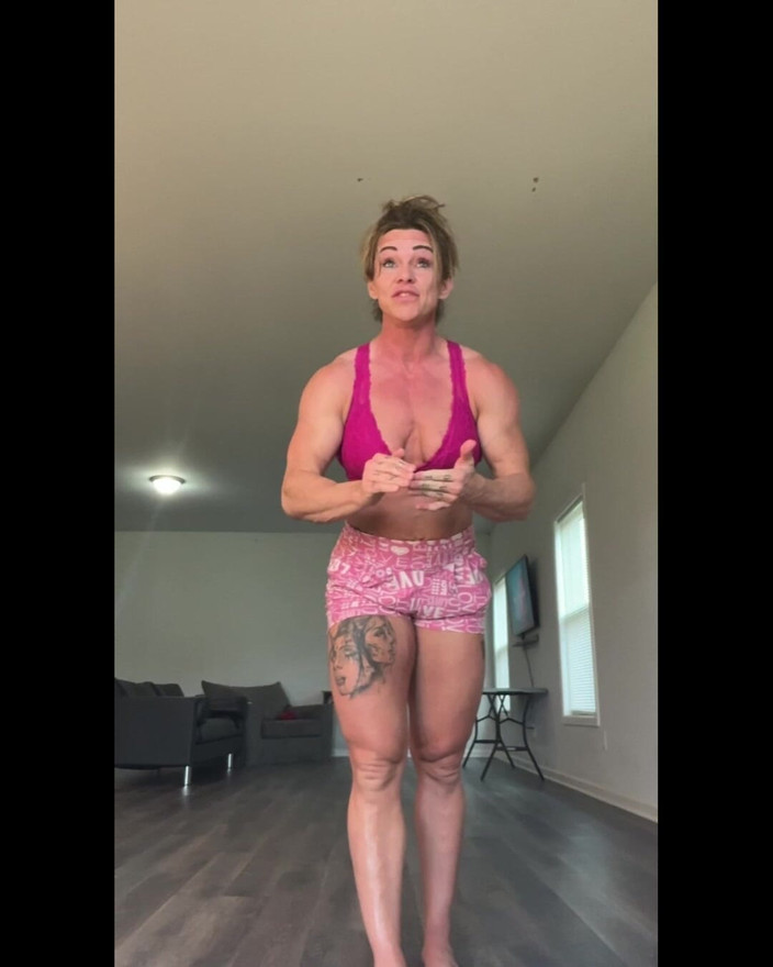 Simone Steele: 与Simone Steele的姿势姿势