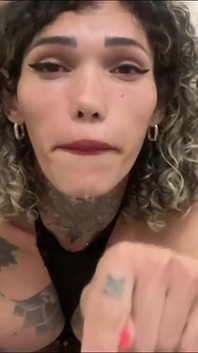 Sabrina Prezotte viene molto sopra il suo stivale nero dopo essersi masturbata e tira molto il suo grosso cazzo.