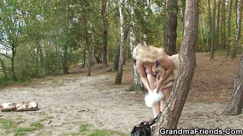 Granny Sluts: Chestii sălbatice lângă lac