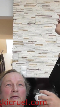 Une MILF blonde déjanté crache dans la bouche de son esclave