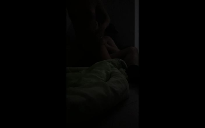 Home video live: Ele fodeu no escuro e gozou nas minhas costas