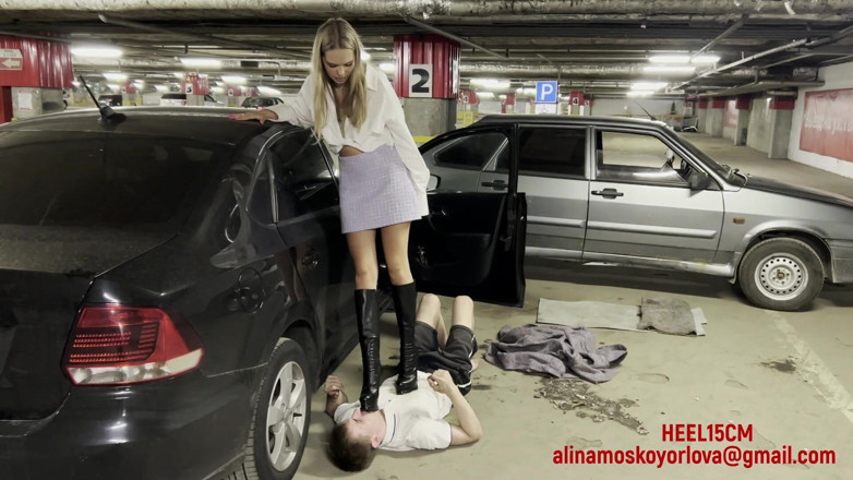 Heel 15 cm: Valeria na parkingu
