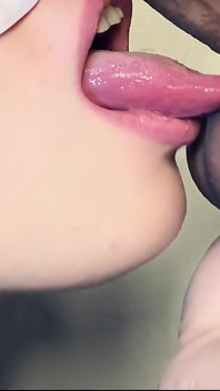 Up Close Candy Menjilat