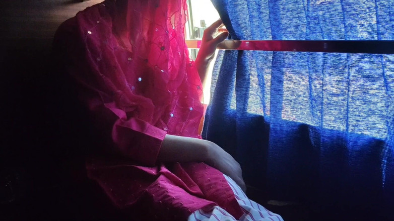 Khushboobhabi: Dívka se převléká v rozjížděném autobuse