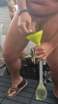 Înghițire de spermă și pișare pulă-coadă de la un prezervativ
