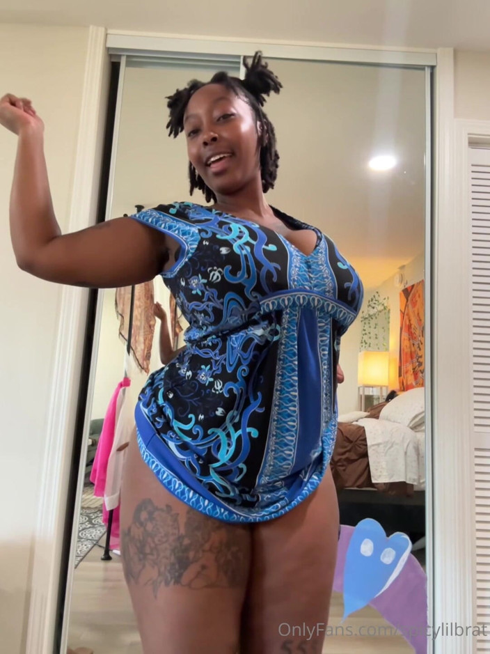 DMXTH: Negresă dolofană în rochie care își expune țâțele mari și curul