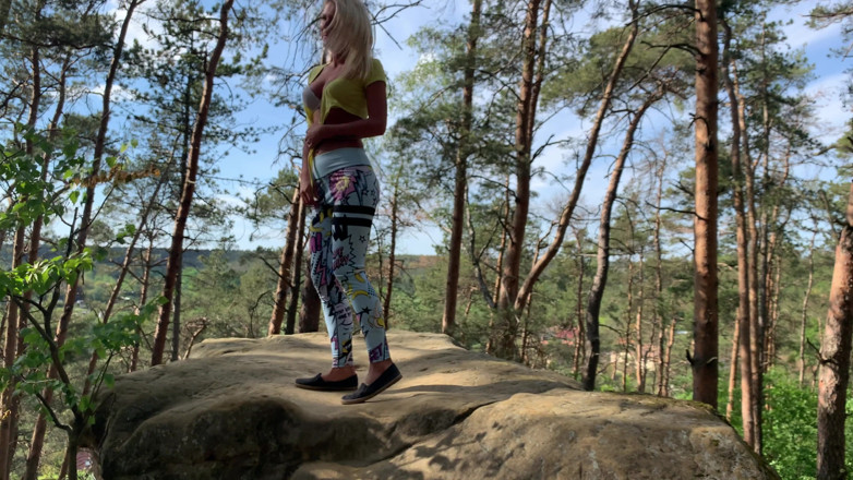 Claudia Macc: Pisse dans la nature