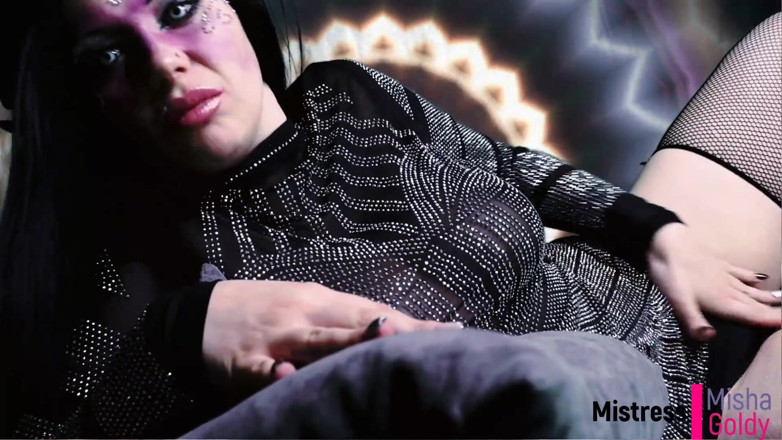 Goddess Misha Goldy: Tâche de toilette brune de succube, avalage d'âme et consommation...