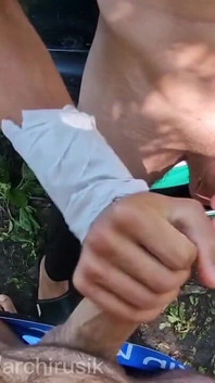 Cowok ini muncrat di kontol besar, bantuin temanku menguras spermanya di trek
