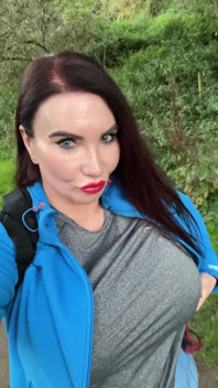 Rödhårig Sophie James får sina bröst ute i skogen