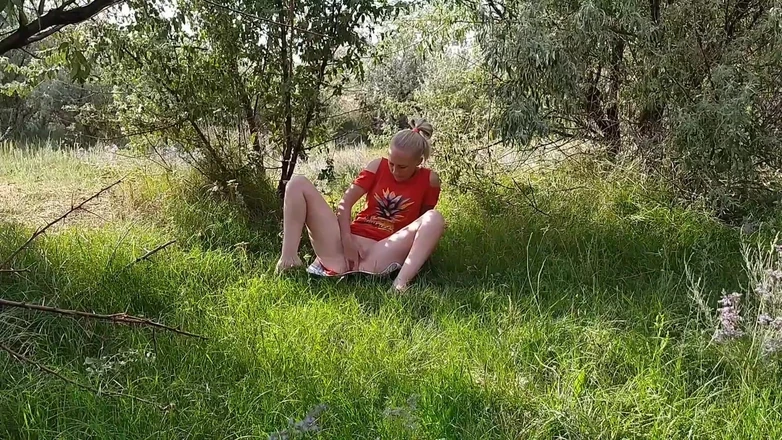 Meri-Mouse: Went for Berries and Decided to Masturbate in the Forest