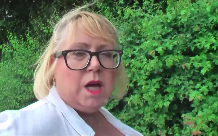 Lexie Cummings: Lexie Gets Her but Plug Removed Outdoors