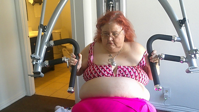 BBW nurse Vicki adventures with friends: Медсестра Вікі з великою красунею займається в тренажерному залі, частина 1