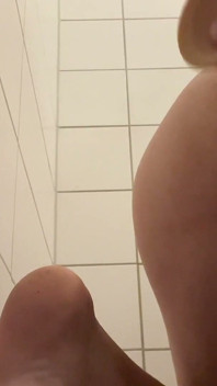 Młody facet rozciąga swoją dziurę różnymi wibratorami