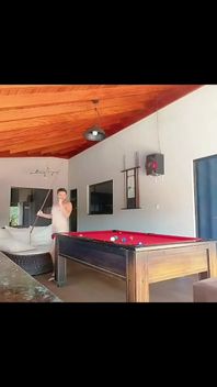 Eu joguei um jogo de sexo com meus amigos, quem perdeu ficou nu