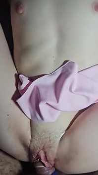 S’amuser avec S. Belle-fille à la chatte rose étroite